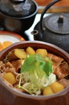 豚すき焼肉と大洲産の栗の照り焼をおひつに盛込みました。また、スープをかけてお茶漬けにして召し上がっていただけます。