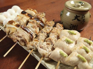 お客さんの目の前で、炉端で焼き上げる『串焼き盛り合わせ』