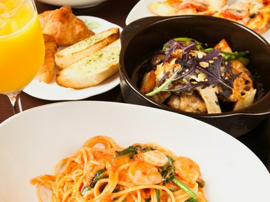 いろいろな料理を2〜3人でシェアして楽しめるメニューも