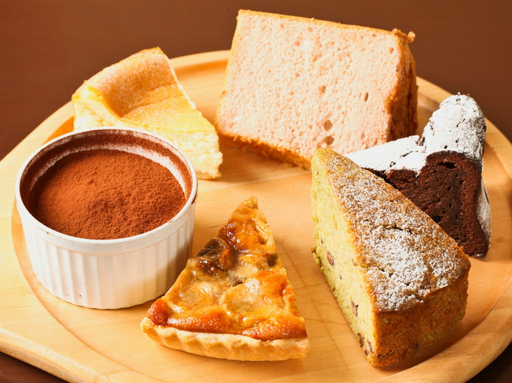 自家製ケーキは、ていねいにつくられたやさしい味わいです