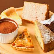 季節の果物を使ったシフォンケーキをはじめ、【プリマカフェ】のデザートはどれも自家製。ひとつひとつ、ていねいにつくられたのが感じられ、癒やされるようなやさしい味わい。