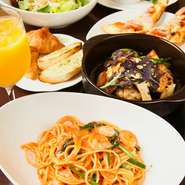 いろいろな料理を楽しみたいなら、おすすめなのが『夜シェアコース』。サラダ、ピザ、パスタ、おすすめ料理、ドルチェと、充実の内容。2～3人で分けて食べられます。