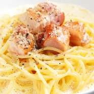 卵は地元の養鶏場から仕入れています。厚切りのベーコンが食べごたえあります。