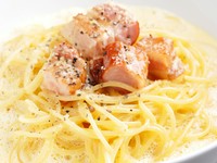 卵は地元の養鶏場から仕入れています。厚切りのベーコンが食べごたえあります。