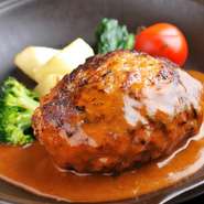 時間をかけてつくった自家製デミグラスソースorチーズ＆トマトソース。