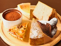 『自家製ケーキ各種』今日は、どのケーキにしますか。