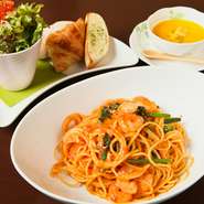 野菜のスープ・フレッシュサラダ・本日のパスタ・パンor本日のライス　※スパゲッティー大盛り…200円