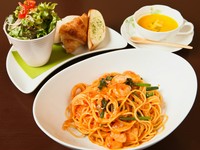 野菜のスープ・フレッシュサラダ・本日のパスタ・パンor本日のライス ※スパゲッティー大盛り…200円