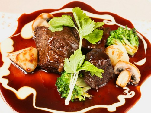 牛肉煮の赤ワインとチーズフォンデュソース