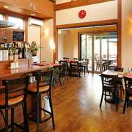 奥のホールはスクロールをおろして半個室風に