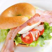ベーコン、シャキシャキレタス、完熟トマト、クリームチーズを特製ベーグルではさみました。「ベーグルがおいしい」と人気の一品です。