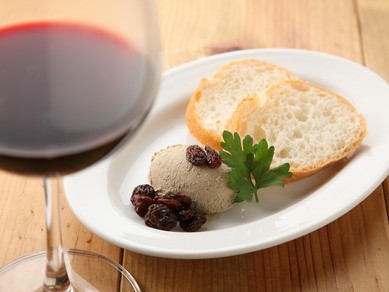 食事と一緒にソムリエによるおいしいワインをどうぞ