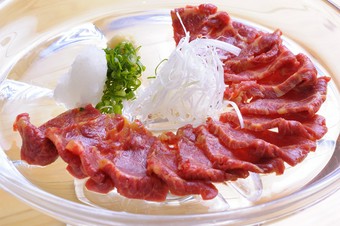 こだわりの宮崎産『天然霜降馬刺』