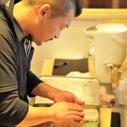 日本料理店にて15年程修業された料理人は、3年前に独立、今回ここ袋井にて【やすだや】　をリニューアルオープンされたそうです。食材の仕入れには厳しく、特に海産物は沼津、三河産にこだわり、独自のルートを開拓したほど。
仕入れには厳しい料理人ですが、出来上がった料理はどれも繊細でやさしい味に仕上がっています。素材を知り尽くした料理人だからこそできる味を、ぜひお店でご堪能ください。