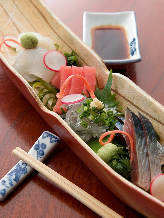 旬の魚介を堪能できる『本日のおすすめ刺盛り』