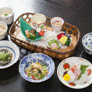 地元の新鮮な食材を使い、料理長がていねいにつくる日本料理と中華料理を提供する店です。メニューはシンプルで「懐石料理」または「コース」です。