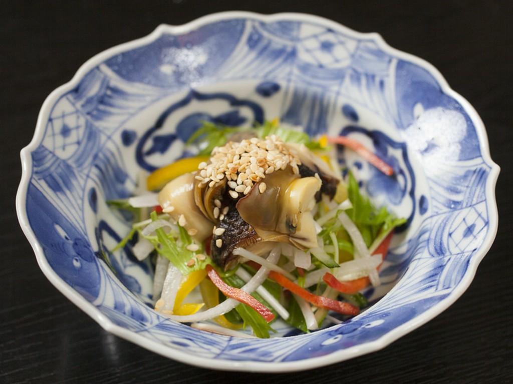 サザエのごま和え　（会席料理の一品）