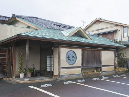 西舞鶴駅から徒歩10分。この建物が【幸乃家】　です