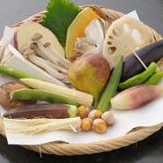 軽井沢、及び近郊の様々な野菜を使用。季節によって変わる旬の食材で、こだわりの天ぷらを提供しています。また、魚介も築地から直送している新鮮素材です。

