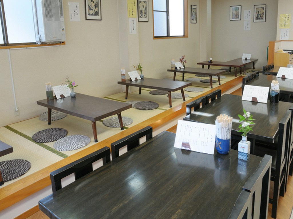 季節の花が飾られています