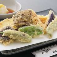 旬の野菜を使った8品の盛り合わせ。天つゆでももちろん美味しくいただけますが、塩もおすすめです。