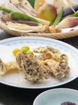 舞茸、エリンギ、シメジ、椎茸、銀杏。粒子が細かいさらさらとしたメキシコ産の酵素塩でいただきます。