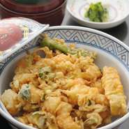 小海老の大きなかき揚げがのった、ボリュームたっぷりの丼。カボチャ、シシトウ、などが入っています