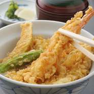 海老、キス、メゴチ、野菜がのった贅沢丼ランチ。