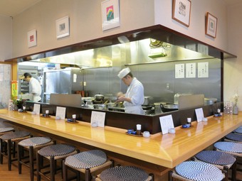 職人の仕事を垣間見ながら、料理を楽しめる特等席