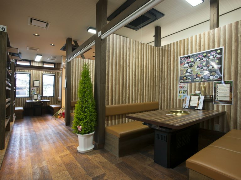 どの席もゆったりと食事ができます