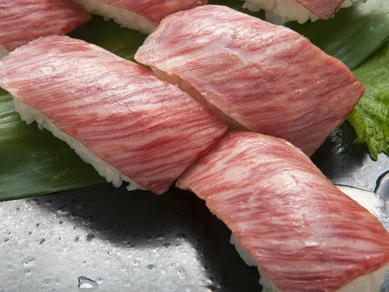 鹿児島産黒毛和牛の『極上牛トロ炙りにぎり（八貫／六貫）』