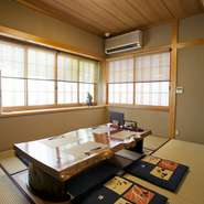 和の趣と上質な雰囲気をただよわせる居心地の良い個室。ゆったりとくつろぎながら、本格和食を肴に銘酒を酌み交わす…それだけで、極上のおもてなしとなります。大切な人をお迎えするなら【旬味漫彩　鷹月】へ。