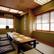 幾久しくご縁が続くようにと願いを込める結納の席。新たな門出を控えた二人をやさしく包むような、上質な空間です。おめでたい祝いの宴にぴったりの料理をお願いすれば、明るい未来に胸はずむひとときが過ごせます。