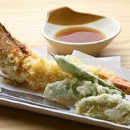 エビそのものの味や歯ごたえをたっぷりと楽しめる一皿。ボリューム満点、大満足の贅沢メニューです。