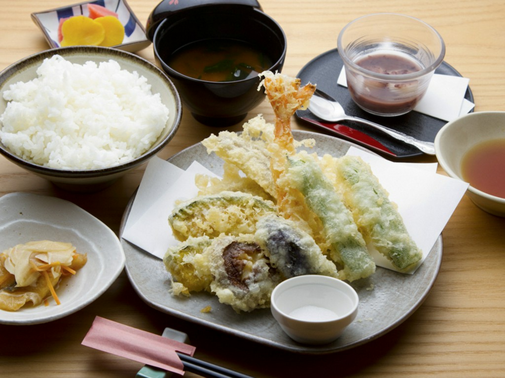 季節の野菜をふんだんに取り入れた『天ぷら定食』