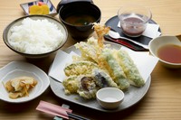 季節の野菜をふんだんに取り入れた『天ぷら定食』