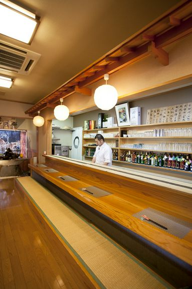 気軽ながらもくつろげるカウンター席。料理人との会話も楽しんで