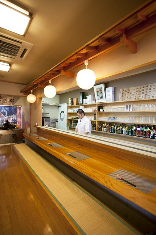 気軽ながらもくつろげるカウンター席。料理人との会話も楽しんで