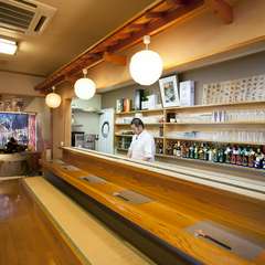 気軽ながらもくつろげるカウンター席。料理人との会話も楽しんで