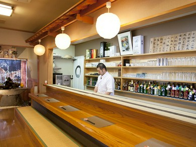 気軽ながらもくつろげるカウンター席。料理人との会話も楽しんで