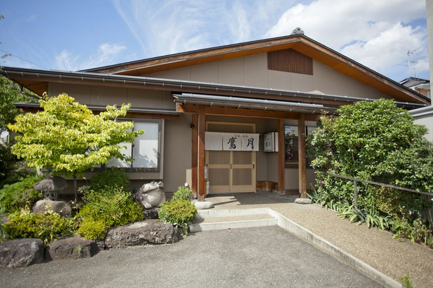 純和風の趣あふれる店構え。四季折々の草花が出迎えてくれます
