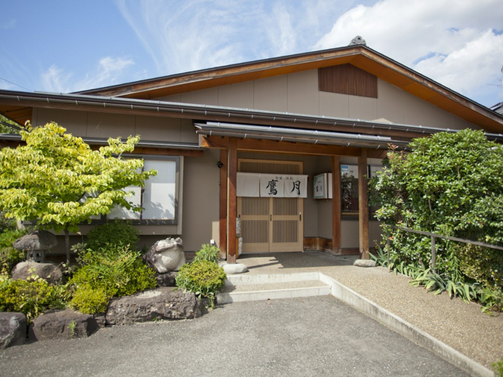 純和風の趣あふれる店構え。四季折々の草花が出迎えてくれます