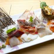 毎朝市場へ出向き、自らの目で厳しく目利きをして仕入れを行うのがこだわりです。魚介から野菜まで鮮度に気を配り、地元産も多く取り入れ、自分が美味しいと思った食材をご提供しています。