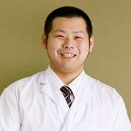 美味しいものをお出しするのはもちろんのこと、カウンターに座ったお客様とのコミュニケーションも大切に。喜んでお帰りいただけるように、気配りや楽しい会話を心がけております。