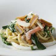 自家製のスパゲティ 魚介類と旬菜のペペロンチーノカラスミ添え