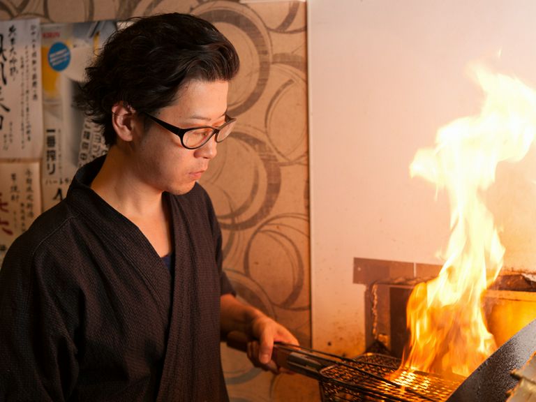 目の前の焼き場で魂を込めて焼きあげる、こだわりの炭火焼