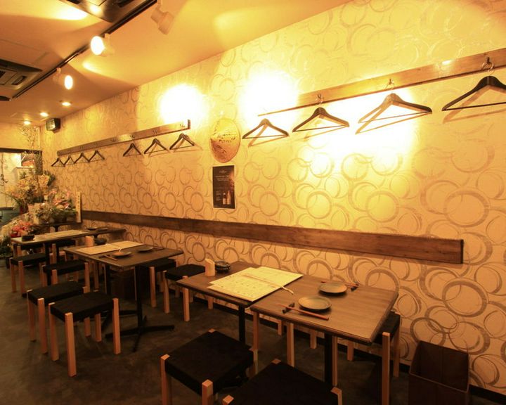 気軽に入ることができ、ゆったりと落ち着いて食べられる店内