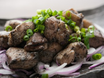 歯ごたえと柔らかさ、それぞれを楽しめる『ももむねミックス』