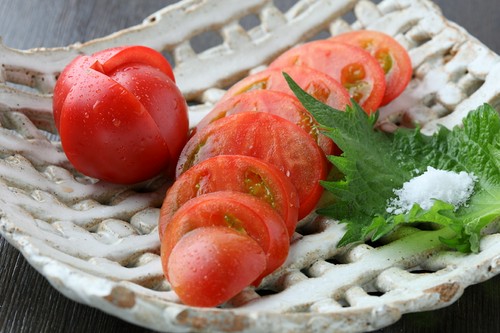 トマトなどの野菜は、朝採れのみずみずしいものを選んで