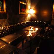 「センス良くシックに」をコンセプトにリッチグリーンを基調とした大人の空間。ゆったりと寛げるVIP個室は一日一組限定。